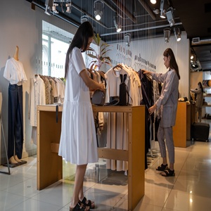 Fashion Accessories Buying Guide – What to Buy at Different Budgets Essay